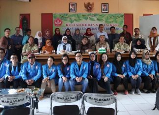 Mahasiswa Universitas Tridharma data IPAL Kampung Atas Air