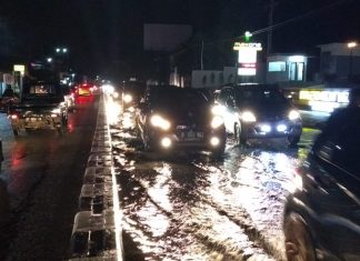 Hujan Sebentar Depan Hotel Maxone Macet