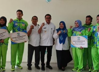 Walikota Serahkan Langsung SK CPNS dan Bonus Atlet Porpov