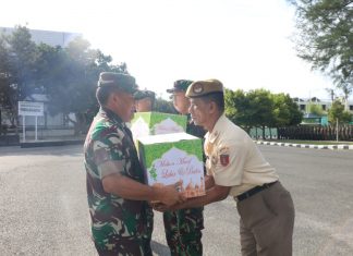 Pangdam VI Mulawarman Bagi Bingkisan Lebaran pada Prajurit dan PNS Kodam