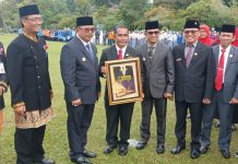 Peringatan Hardiknas di Balikpapan Diwarnai Gerimis