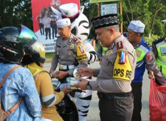 Polres PPU Bagikan Ta’jil dan Helm Gratis di Hari Pertama Puasa