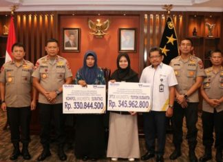 Kapolda Kaltim Serahkan Piagam Penghargaan Kapolri dan Santunan ASABRI