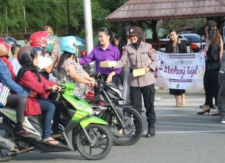 Personil Ditpamobvit Polda Kaltim Bagi-bagi Ta’jil Gratis