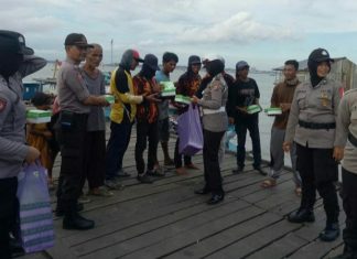 Polwan PPU Bagi Ta’jil di Pelabuhan Klotok dan Speedboat