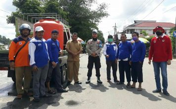 PAN Kutai Barat Bersama Pemerintah Kecamatan dan Polsek Melak Semprotkan Disinfektan ke Rumah Ibadah