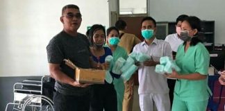 H.Acong Bagikan Masker & Hand Sanitizer Gratis, di RSUD HIS Kubar