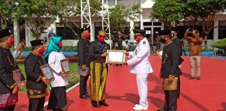 HUT RI ke 75, AHB Terima Penghargaan Peduli Pendidikan dari Pemkot Balikpapan