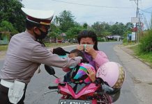 Kampanyekan Protokol Kesehatan, Satlantas Polres Kubar Bagikan Masker Gratis