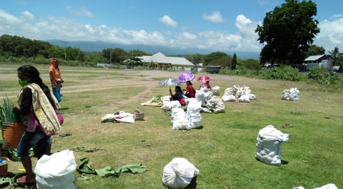 Walau Panas Menyengat, Beberapa Orang Ibu Bertahan Jualan di Tengah Lapangan Pasar Borong