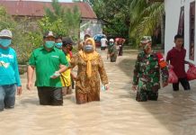 Kades Paya Lombang Tinjau dan berikan Bantuan Korban Banjir