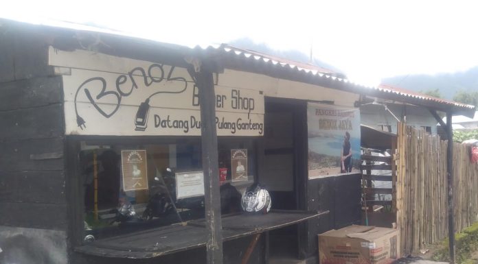 Pandemi Covid-19, Tukang Cukur Rambut di Nekang Ruteng Tetap Ramai