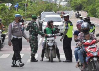 Personil TNI-Polri Laksanakan Operasi Yustisi Serta Bagikan Masker di Labuan Bajo