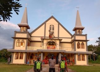 Bhabinkamtibmas dan Babinsa Terapkan Protokol Covid-19 di Paroki St.Mikael