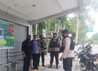Imbau Warga Balikpapan Taat Prokes, Brimob Polda Kaltim Sambangi Warga Balteng