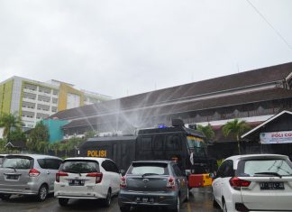Putus Mata Rantai Covid-19, Brimob Polda Kaltim Lakukan Penyemprotan