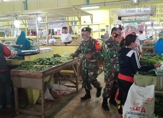 Giat Penegakan Disiplin Prokes Covid-19, Babinsa Koramil 10/SR Sosialisasi di Pasar Rakyat