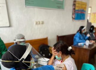 19 Tenaga Kesehatan di Puskesmas Wae Pitak di Vaksin