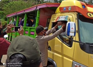 Polsek Kuwus Bagi Masker dan Semprot Disinfektan Basmi Covid-19