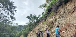 TNI POLRI Bersama Masyarakat Gelar Gotong Royong Membersihkan Material Longsor