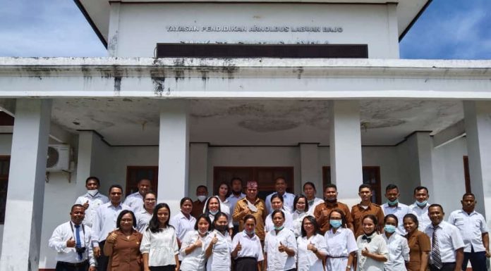 Dihadapan Guru SMPK Santu Arnoldus Labuan Bajo, Edistasius Endi: Pemerintah Siap Bangun Ruang Perpustakaan dan Lab IPA Beserta Prasarananya