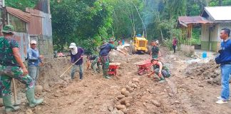Kejar Target, Satgas Kodim 0204/DS Dibantu Warga Rampungkan Badan Jalan Untuk Dicor Beton