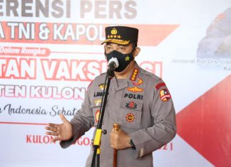 Kunjungi Vaksinasi dan Bansos di Jogyakarta, Kapolri Ingatkan Warga Disiplin Prokes di Sektor Ekonomi