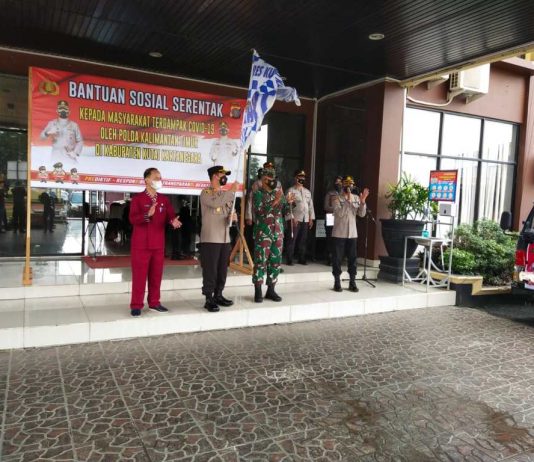 Gandeng TNI, Polres Kukar Distribusikan Bansos Secara Serentak Ke Masyarakat