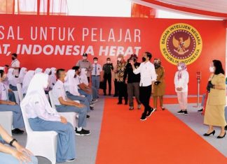 Tinjau Vaksinasi Pelajar SMA se Kabupaten Sukoharjo, Jokowi: Bila Syarat Sudah Terpenuhi Segera Lakukan PTM Terbatas