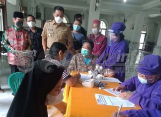 Tinjau Vaksinasi Massal di Masjid Darussalam Samarinda, Ini Harapan Andi Harun