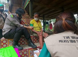 Tim Vaksinasi Door to Door Polres Tana Toraja Terus Bergerak, Kali ini Sasar Warga Lansia Lingkungan Bua