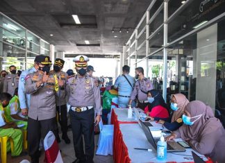 Kakorlantas Polri Tinjau Langsung Vaksinasi Bagi Pengemudi Ojol dan Angkutan Umum di Balikpapan