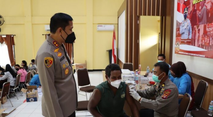 Kapolres Tinjau Pelaksanaan Vaksinasi di Gerai Vaksin Presisi Polres Berau