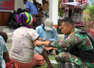 Layani Kesehatan Warga, Satgas Pamtas Yonif Raider 142/KJ Bersinergi Gelar Pengobatan Gratis Di Gereja