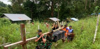 Tugas Kemanusiaan, Satgas Pamtas Rl-Malaysia Yonif 645/Gty Bantu Proses Pemakaman Warga Perbatasan