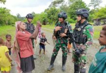 Keceriaan Mama Papua Bersama Satgas Pamtas Yonif Raider 142/KJ