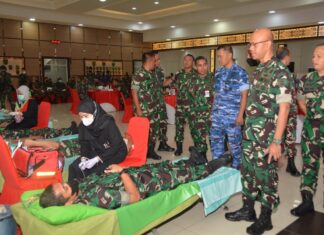 “Setetes Darah Berjuta Harapan” Bakti Sosial Donor Darah Sambut HUT TNI ke77 di Aula Kodam VI Mulawarman