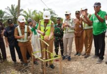 Peresmian Pembangunan Jembatan Sungai Lemo Lemo Ditandai Dengan Pemecahan Buah Kelapa Oleh Bupati Fahmi