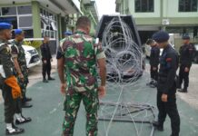 Tingkatkan Kemampuan dan Kekompakan Penggunaan Security Barier, Brimob Kaltim Gelar Latihan Bersama Pomdam VI/Mlw
