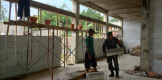 Karya Bhakti TNI, Babinsa Senting Ikuti Kerja Bhakti Dalam Pembangunan Ponpes Miftahul Huda