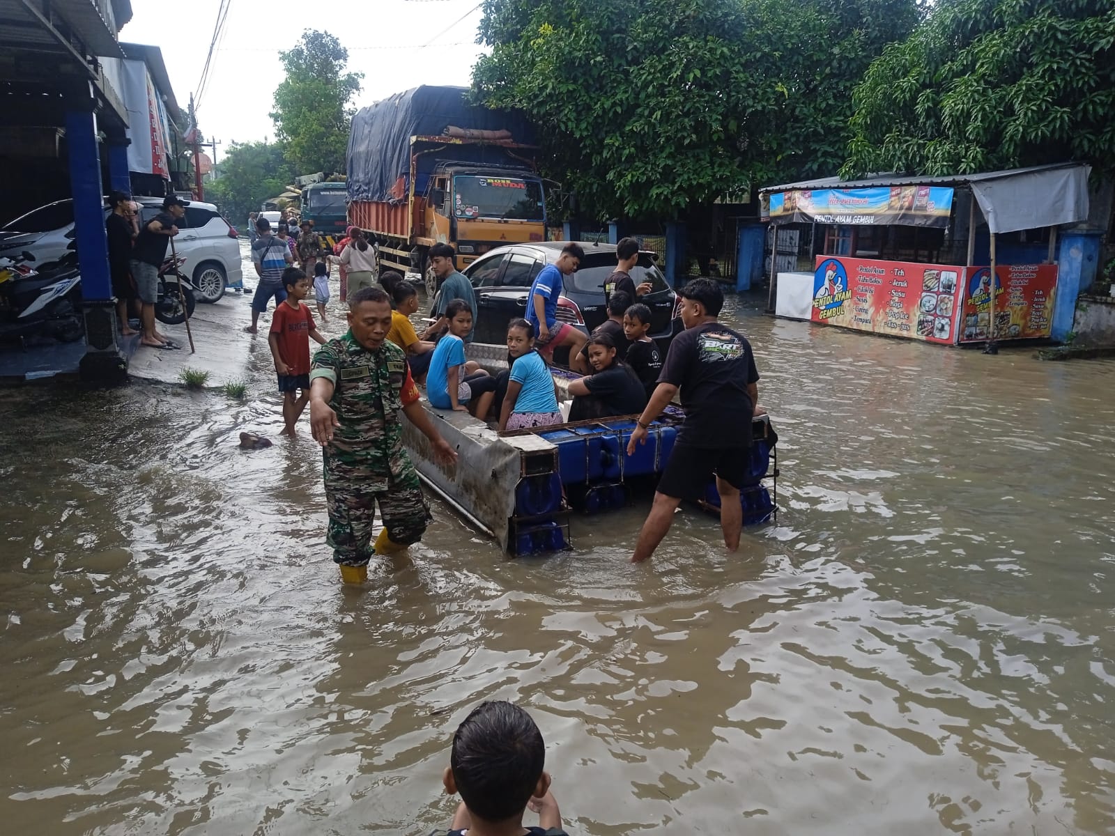 Bengawan Solo Meluap Koramil 11 Polokarto Bantu Evakuasi Warga 9057