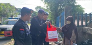 Bantuan Kemanusiaan Untuk Negeri: Satbrimob Polda Kaltim Bagikan Paket Sembako Kepada Masyarakat