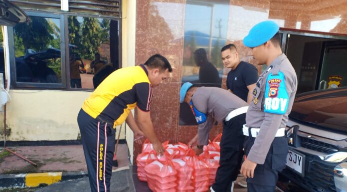 Jum’at Berbagi, Kapolres Sinjai Siapkan Sarapan Pagi Untuk Anggota