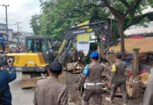 Sempat Diwarnai Adu Mulut,500 Personel Gabungan Sapu Bersih PKL Pasar Pandansari