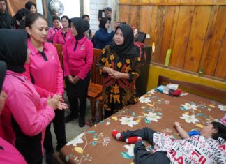 Ketua Umum Bhayangkari Kunjungi Anggota Polri yang Sakit di Kendari