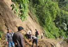 TNI Polri dan Masyarakat Bekerjasama Bersihkan Tanah Longsor di Barusjahe
