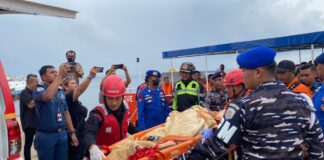 Brimob Polda Kaltim dan Basarnas Evakuasi ABK Kapal Asal Korea