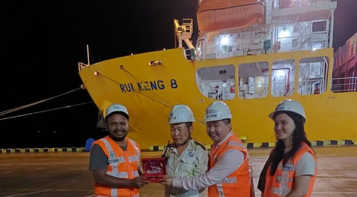 Pelabuhan KKT Balikpapan Resmikan Jalur Pelayaran Baru, Sambut Kapal MV Rui Neng 8 dari Tiongkok