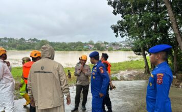 Bocah Usia 2 Tahun Terseret Arus Hujan, Tim Polairud dan SAR Terus Lakukan Pencarian