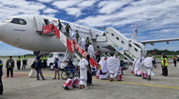 Jemaah Calon Haji Kloter 15 Embarkasi Balikpapan Diberangkatkan, 1 Jemaah Gagal Berangkat karena Sakit